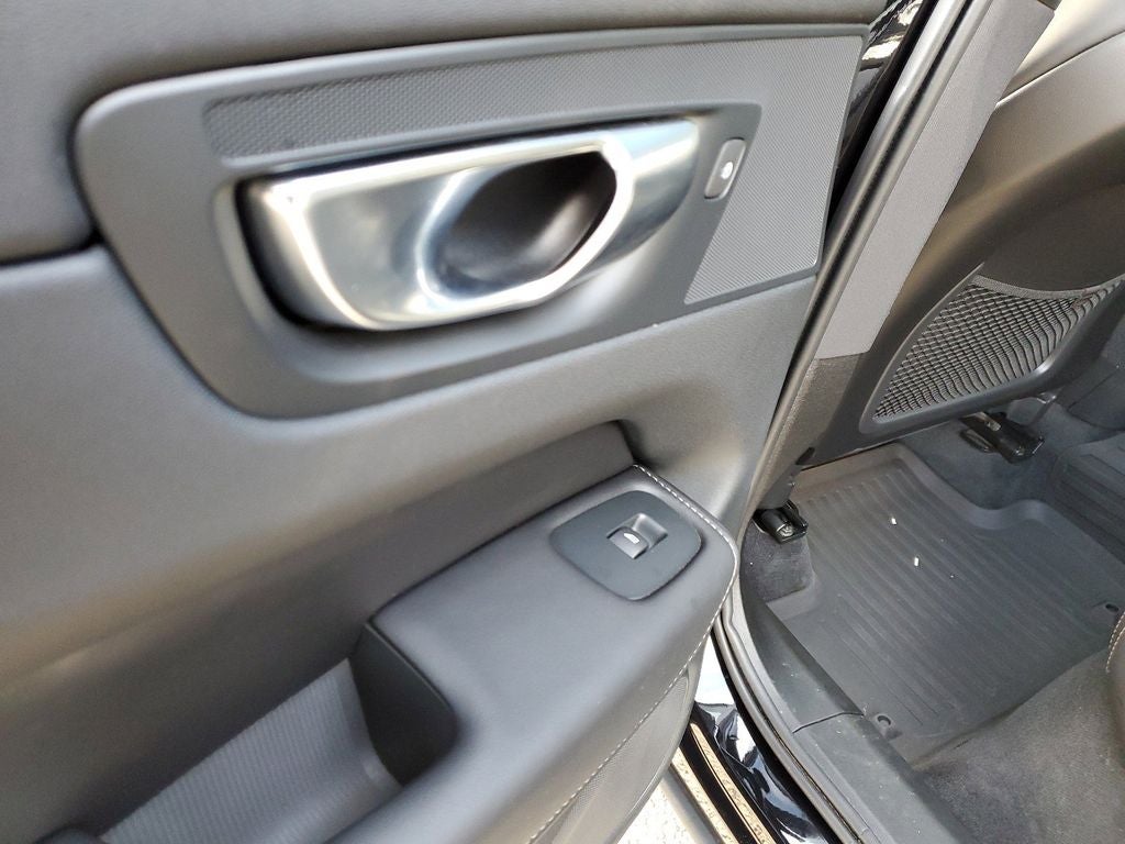 2024 Volvo XC60 B5 Ultimate Dark Theme