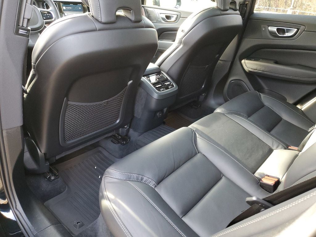 2024 Volvo XC60 B5 Ultimate Dark Theme