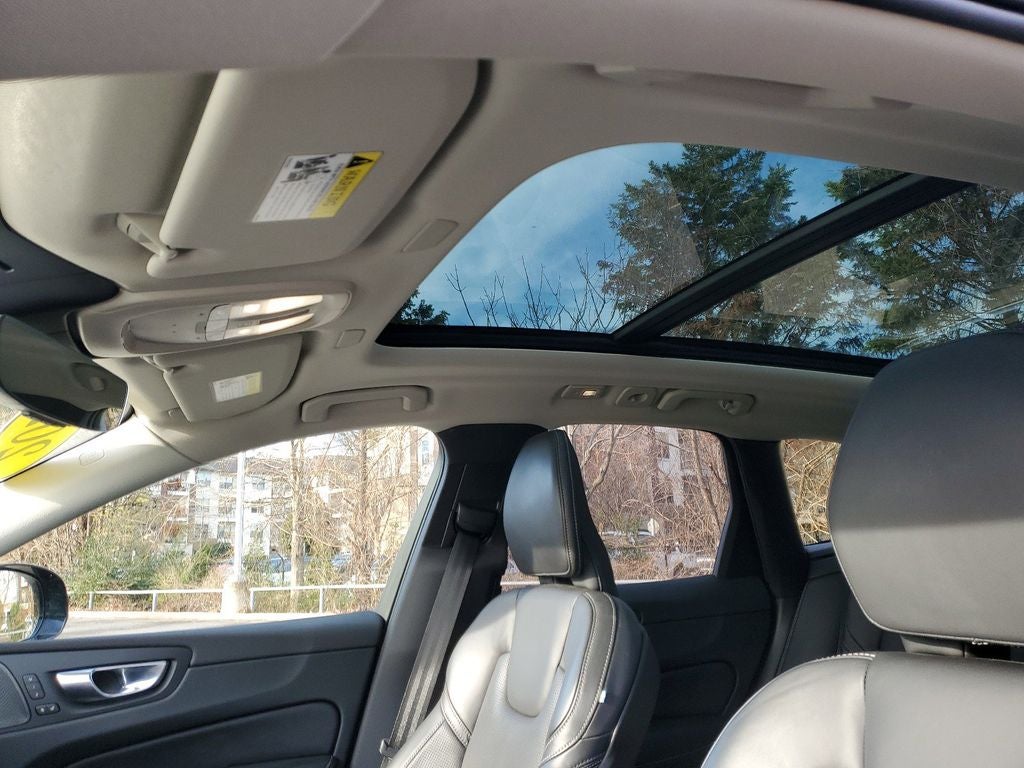 2024 Volvo XC60 B5 Ultimate Dark Theme