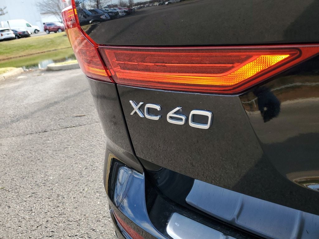 2024 Volvo XC60 B5 Ultimate Dark Theme