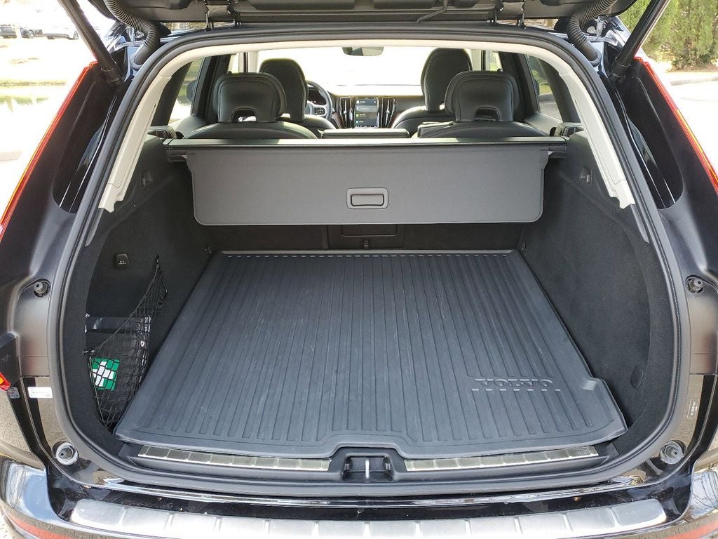 2024 Volvo XC60 B5 Ultimate Dark Theme