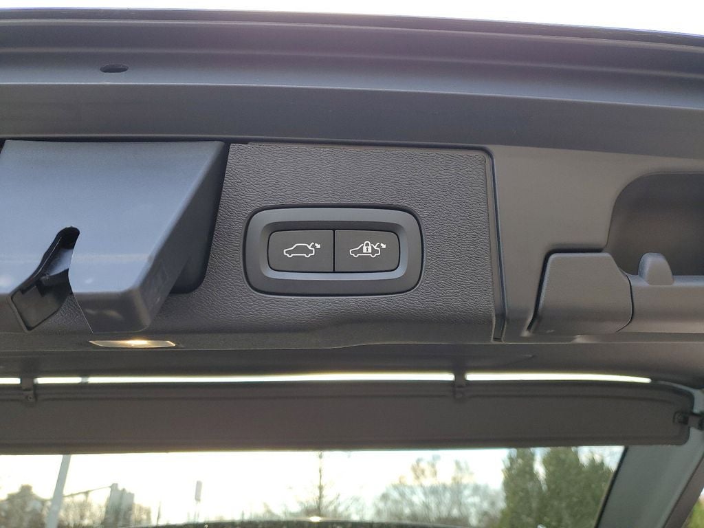 2024 Volvo XC60 B5 Ultimate Dark Theme