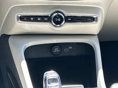 2024 Volvo XC40 B5 Plus Bright Theme