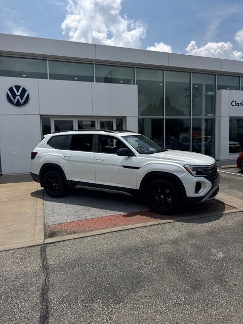 2024 Volkswagen Atlas 2.0T Peak Edition SEL