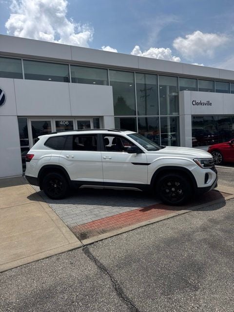 2024 Volkswagen Atlas 2.0T Peak Edition SEL