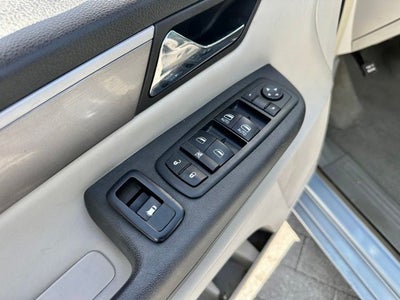 2012 Volkswagen Routan SE