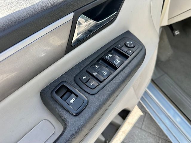 2012 Volkswagen Routan SE