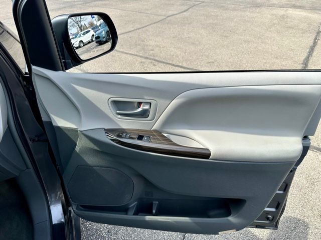 2017 Toyota Sienna XLE Premium 8 Passenger