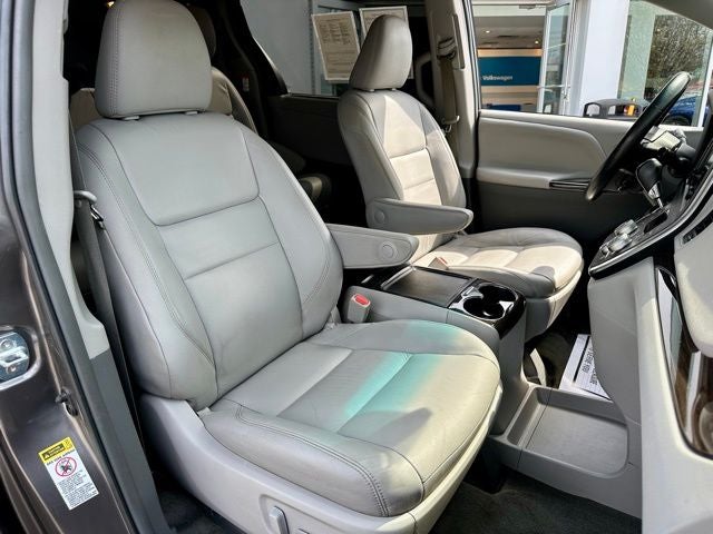 2017 Toyota Sienna XLE Premium 8 Passenger
