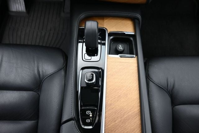 2024 Volvo XC90 B6 Plus Bright Theme