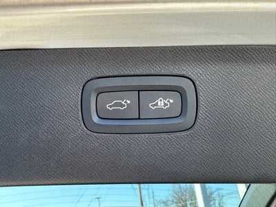 2020 Volvo XC90 T6 Momentum