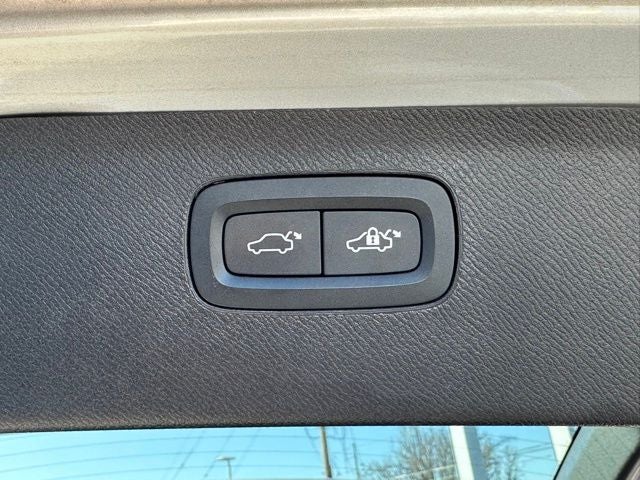 2020 Volvo XC90 T6 Momentum