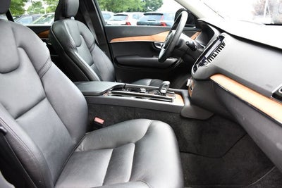 2023 Volvo XC90 B5 Plus