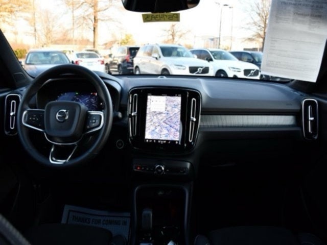 2025 Volvo XC40 B5 Plus Dark Theme