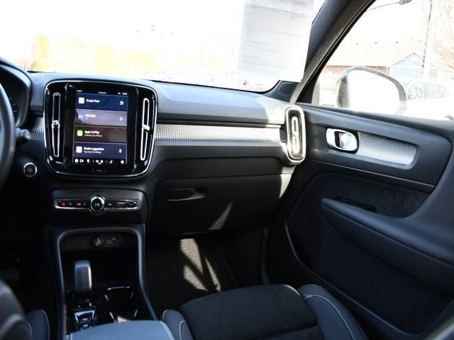 2025 Volvo XC40 B5 Plus Dark Theme