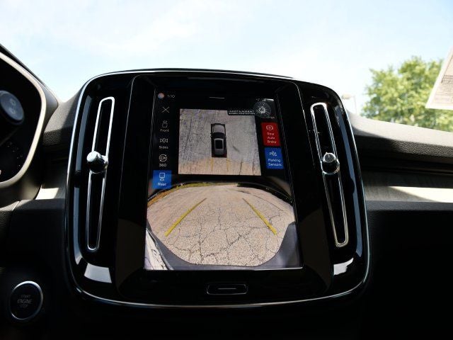 2025 Volvo XC40 B5 Plus Dark Theme