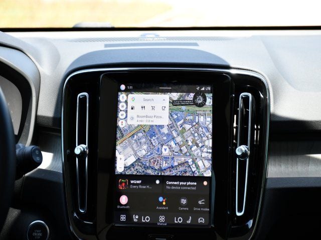 2025 Volvo XC40 B5 Plus Dark Theme