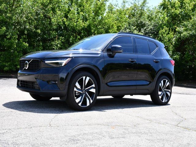 2025 Volvo XC40 B5 Plus Dark Theme