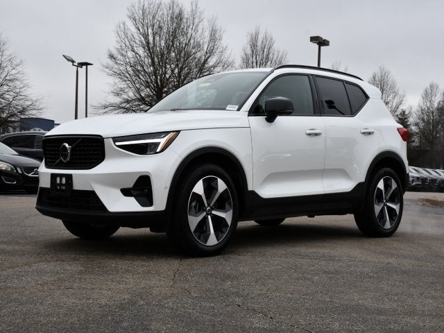 2025 Volvo XC40 B5 Plus Dark Theme