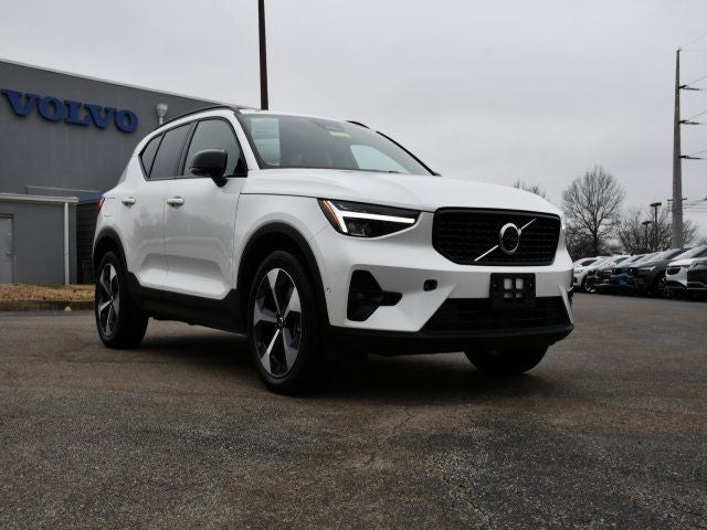 2025 Volvo XC40 B5 Plus Dark Theme