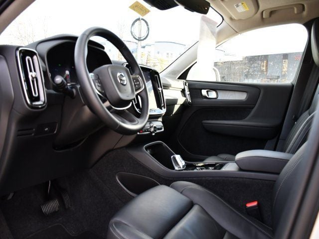2025 Volvo XC40 B5 Plus Bright Theme