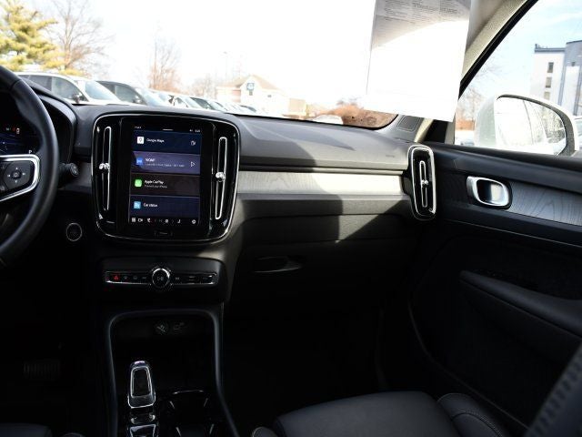 2025 Volvo XC40 B5 Plus Bright Theme