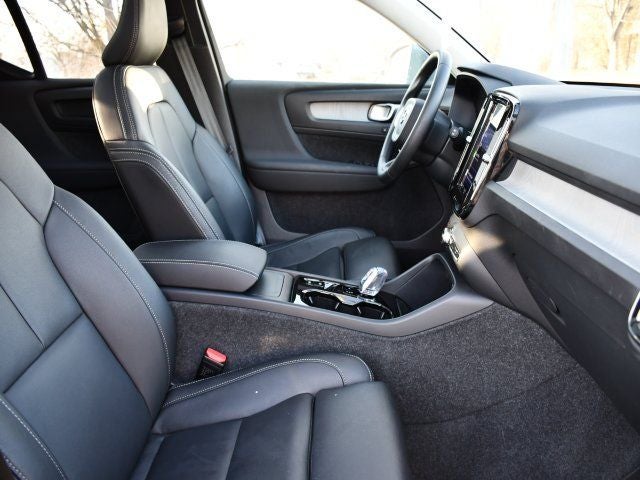 2025 Volvo XC40 B5 Plus Bright Theme