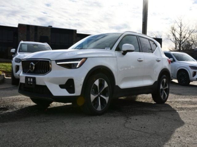 2025 Volvo XC40 B5 Plus Bright Theme