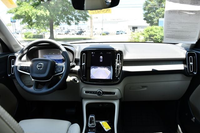 2023 Volvo XC40 B5 Plus Dark Theme