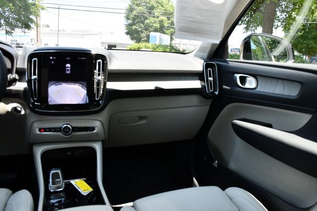 2023 Volvo XC40 B5 Plus Dark Theme