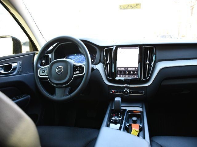 2025 Volvo XC60 B5 Plus